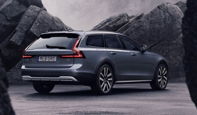 New 2021 Volvo V90 Cross Country review