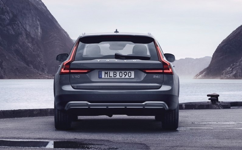 New 2021 Volvo V90 Cross Country review