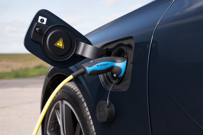 Volvo V60 Recharge Plug-In Hybrid T6: mid-size premium estate gets plug-in makeover